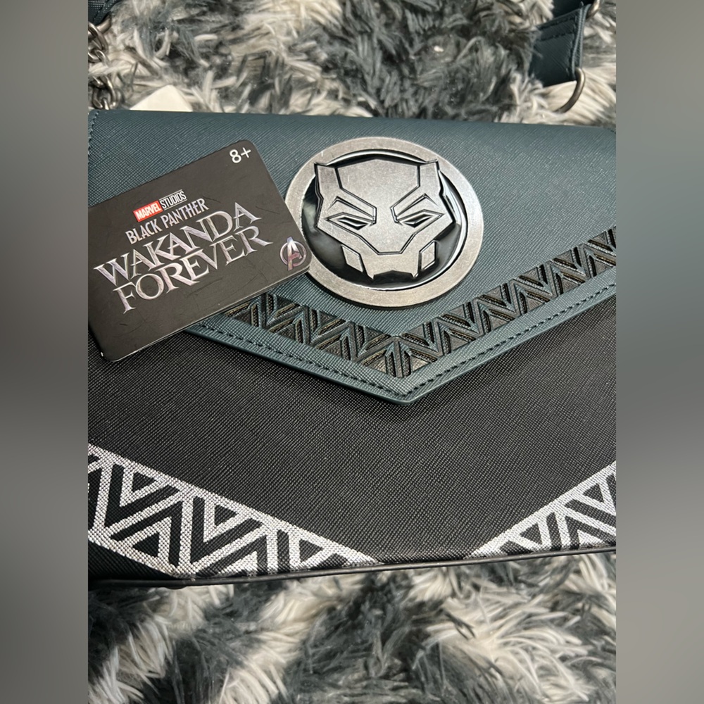 LOUNGEFLY BLACK PANTHER WAKANDA FOREVER
CROSSBODY BAG NWT - Picture 9 of 12